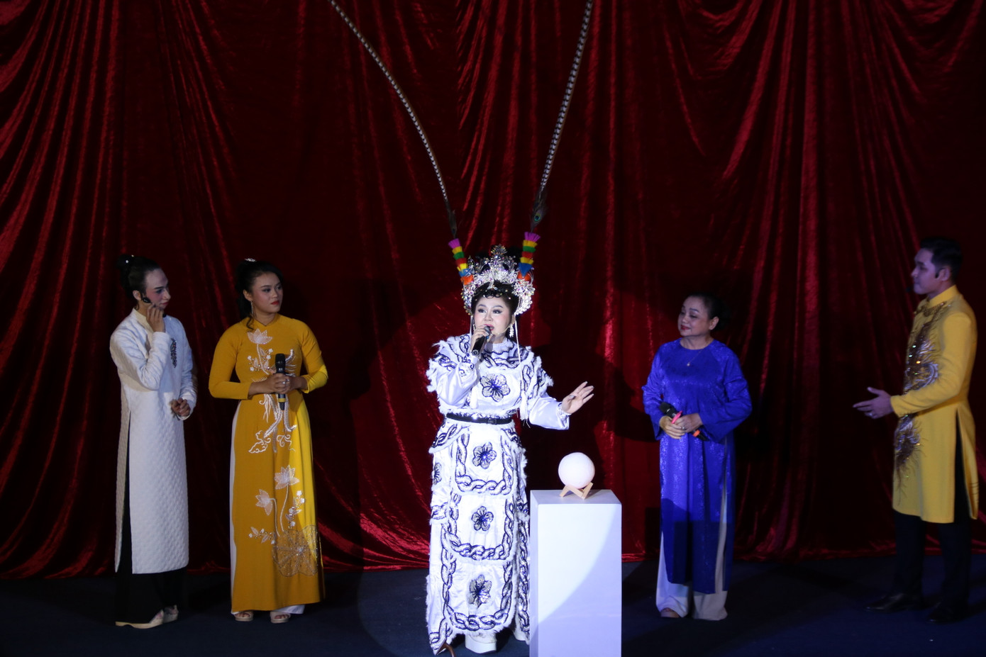 Phần trình diễn của hai thế hệ nghệ sĩ cải lương trên sân khấu của nhà hát Bến Thành.