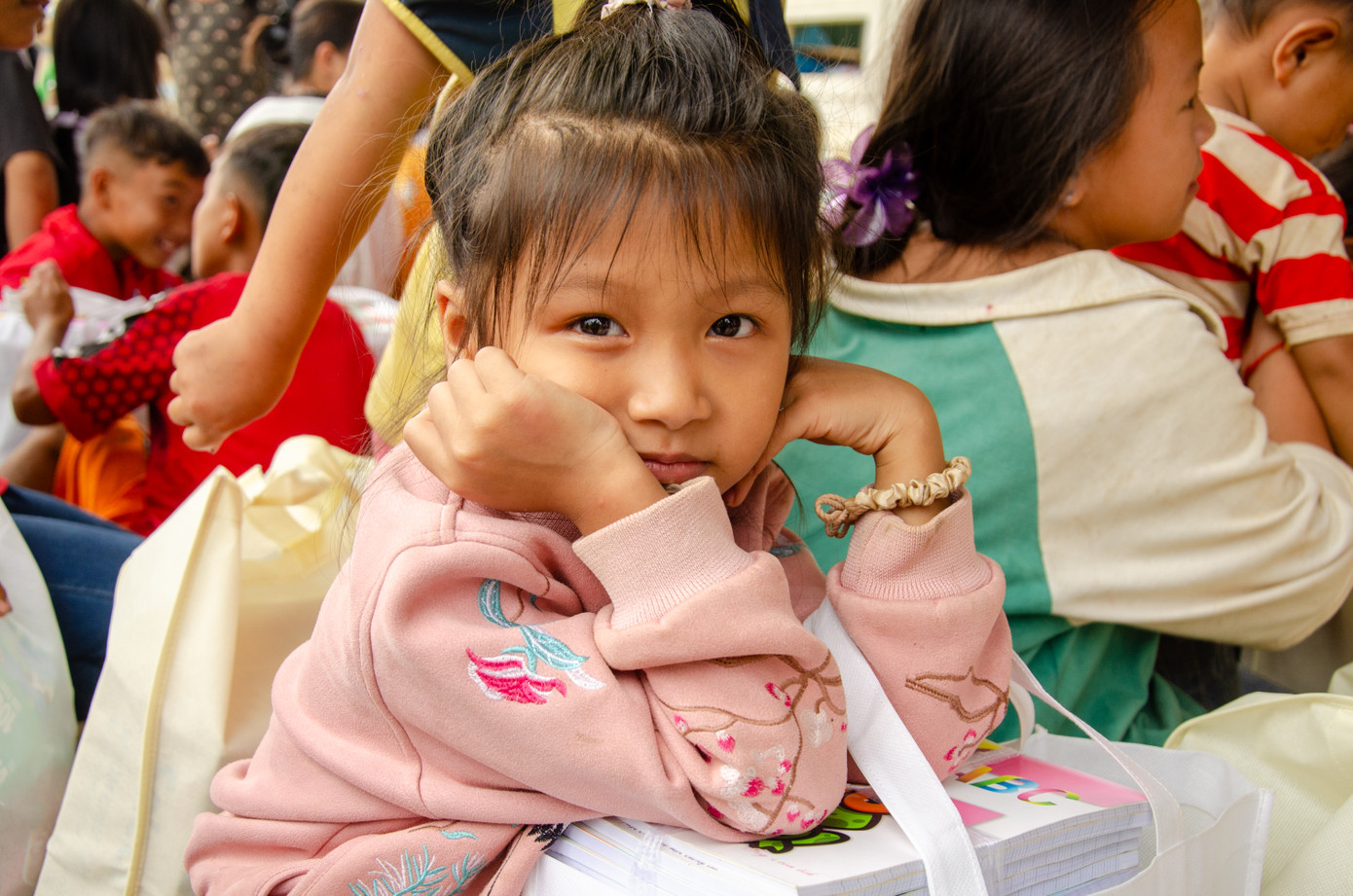 Niềm vui của các em nhỏ khi nhận quà từ chương trình. Niềm vui của các em nhỏ khi nhận quà từ chương trình.