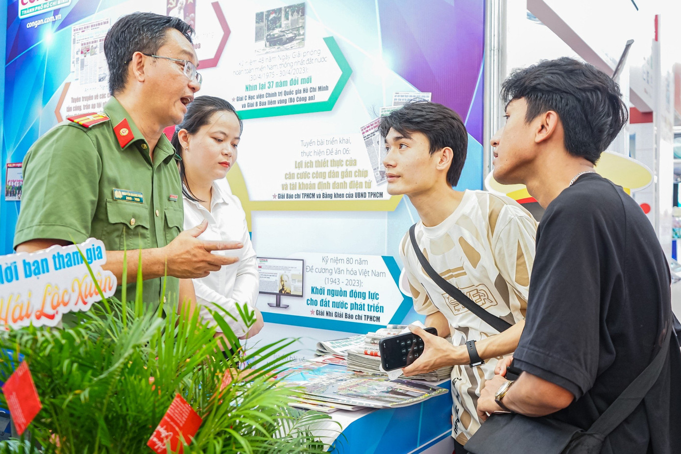 Theo một số sinh viên cho biết, đến tham quan Hội Báo toàn quốc, các bạn đã được học hỏi nhiều điều hay để phục vụ cho việc học tập chuyên ngành mình đã chọn.