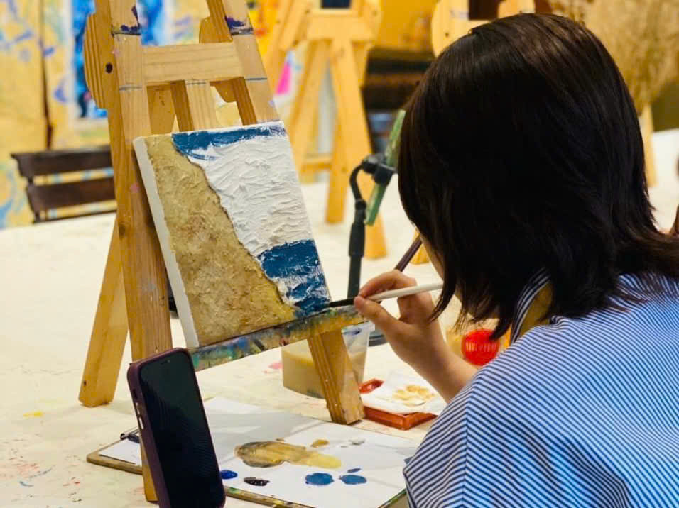 “Mỗi khi đến những buổi workshop như thế này, mình học được cách kiên nhẫn nhiều hơn. Dù hiện tại, việc học của mình bận rộn hơn nhưng chắc chắn mình sẽ tiếp tục tham gia vào thời gian rảnh, đó là cách mà mình đã nạp năng lượng và làm mới bản thân” - Vũ Thị Phượng Trinh (19 tuổi, ĐH Quốc tế, ĐHQG TP. HCM) chia sẻ.