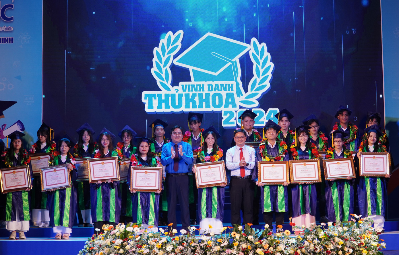 Mỗi gương thủ khoa được vinh danh nhận Bằng khen của Chủ tịch UBND TP. HCM và hiện kim.