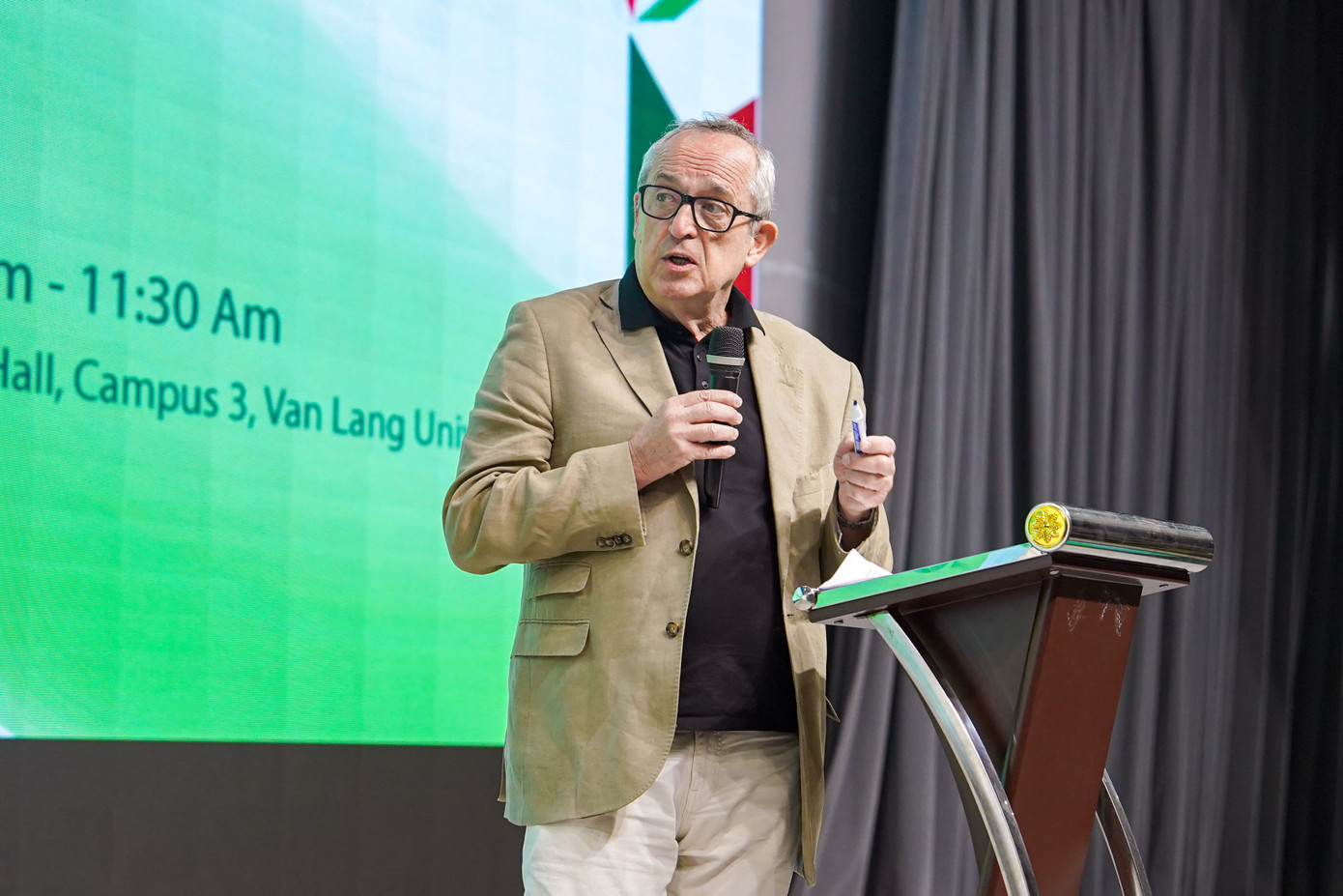 Chuyên gia đến từ Ý chia sẻ tại buổi Hội thảo trong khuôn khổ Ngày hội.