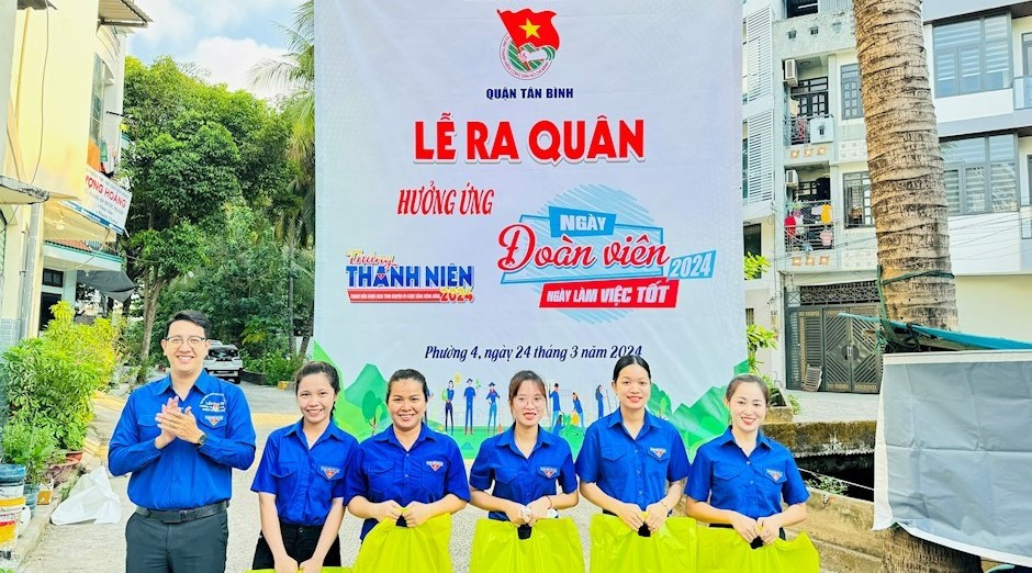 Quận Đoàn quận Tân Bình đã trao 10 phần quà cho đoàn viên. Quận Đoàn quận Tân Bình đã trao 10 phần quà cho đoàn viên.