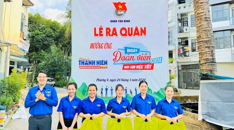 Quận Đoàn quận Tân Bình đã trao 10 phần quà cho đoàn viên.
