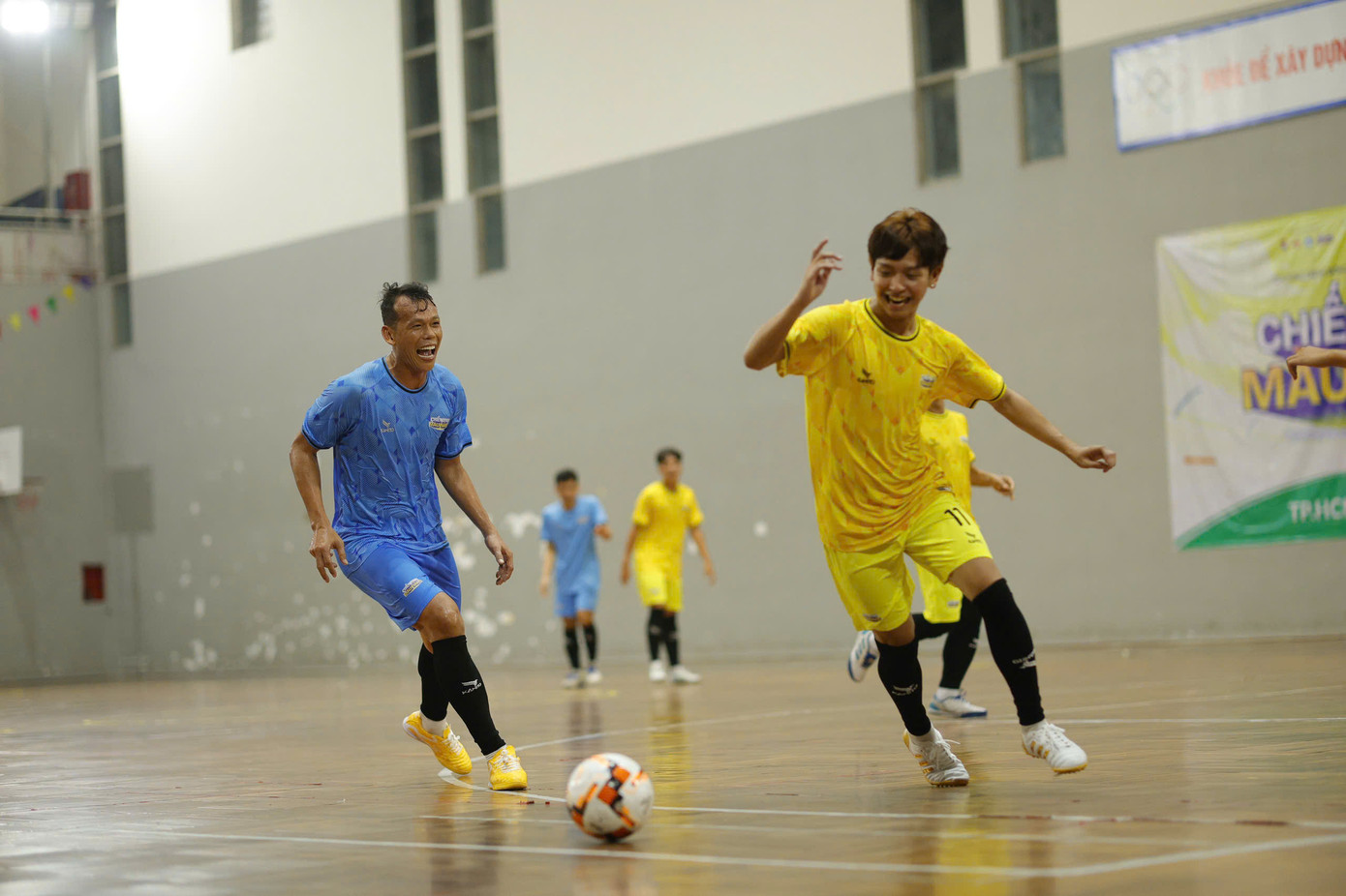 Những giây phút hào hứng, sôi nổi trong trận bóng gây quỹ. (Ảnh: Anh Kiệt)