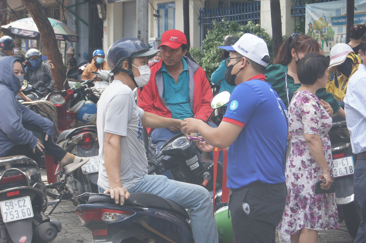 Tại điểm thi trường THPT Trưng Vương (Q. 1), anh Trần Huy Hoàng (Q. Bình Tân, TP. HCM) chia sẻ cảm xúc: “Con lo một thì tôi lo tới mười. Ngày hôm qua, tôi vẫn còn thấy nó cặm cụi học nốt một bài thơ, cũng biết con mình cố gắng với ước mơ của nó lắm, nên hôm nay, tôi xin nghỉ làm, ngồi chờ con một ngày. Kỳ thi tốt nghiệp biết là quan trọng nhưng tôi mong tất cả các bạn học sinh đều biết giữ sức khỏe, bình tĩnh làm bài”.