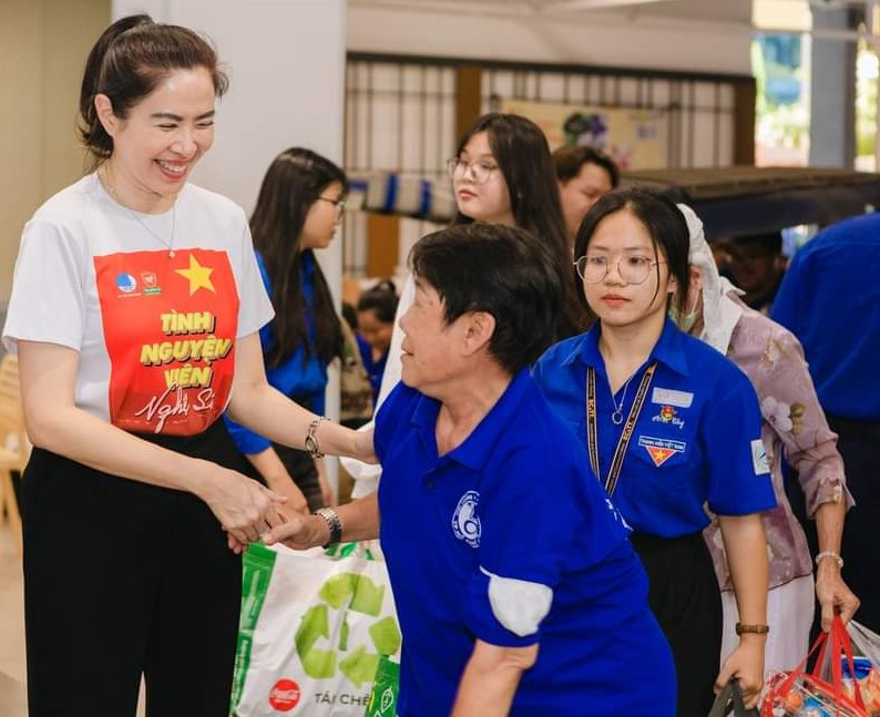 Những phần quà đã được gửi đến những người khuyết tật tham gia chương trình.