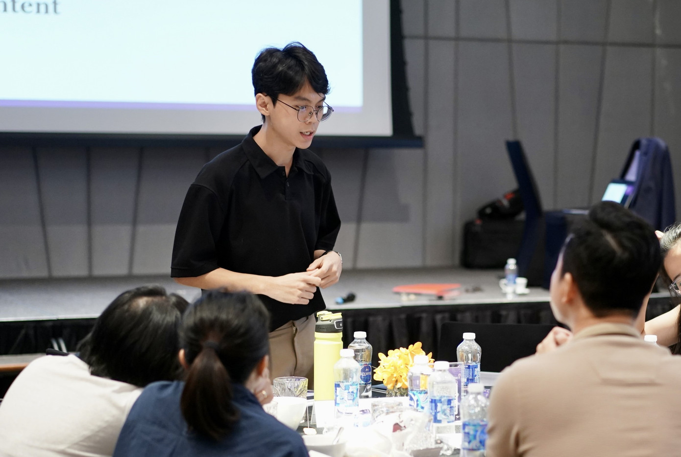 Hoàng Minh luôn nỗ lực hết mình với công việc.