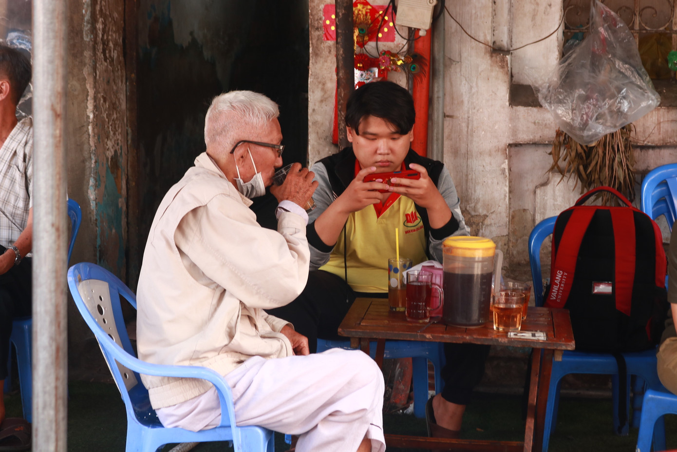 Những thực khách với đa dạng độ tuổi tại quán cà phê vợt Ba Lù.