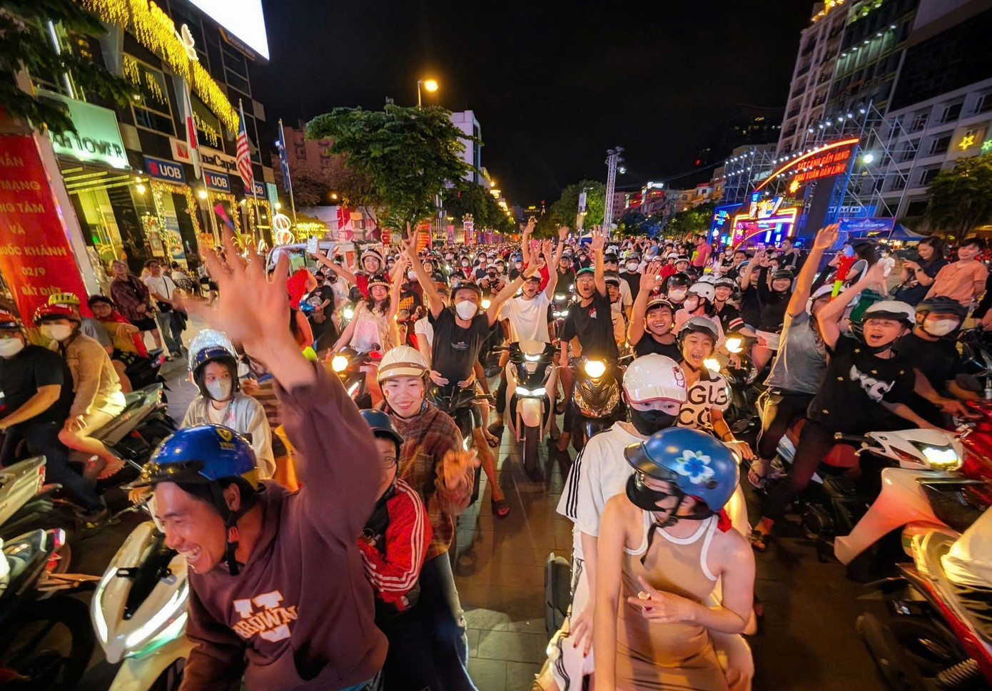 Hình ảnh các bạn trẻ xuống đường ăn mừng chiến thắng của Tuyển Việt Nam.