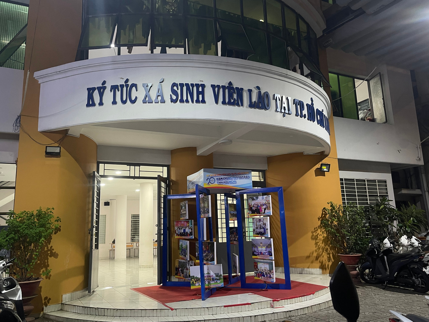 KTX sinh viên Lào tại TP. HCM hiện có 23 phòng và là nơi sinh sống của 725 du học sinh, trong đó có 62 sinh viên Campuchia. KTX sinh viên Lào tại TP. HCM hiện có 23 phòng và là nơi sinh sống của 725 du học sinh, trong đó có 62 sinh viên Campuchia.