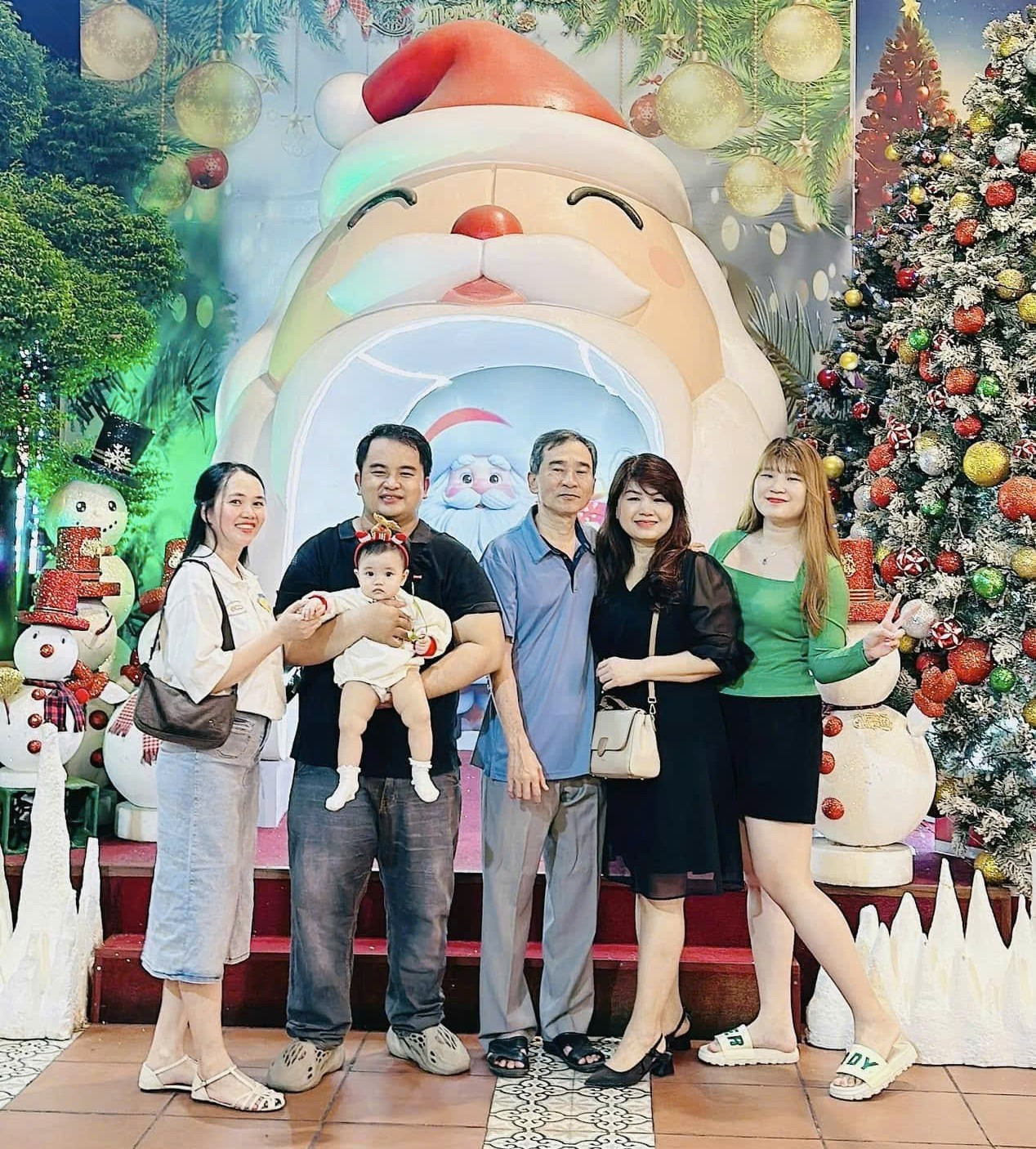 Thanh Thúy và gia đình cùng tận hưởng một buổi tối ấm cúng bên nhau.