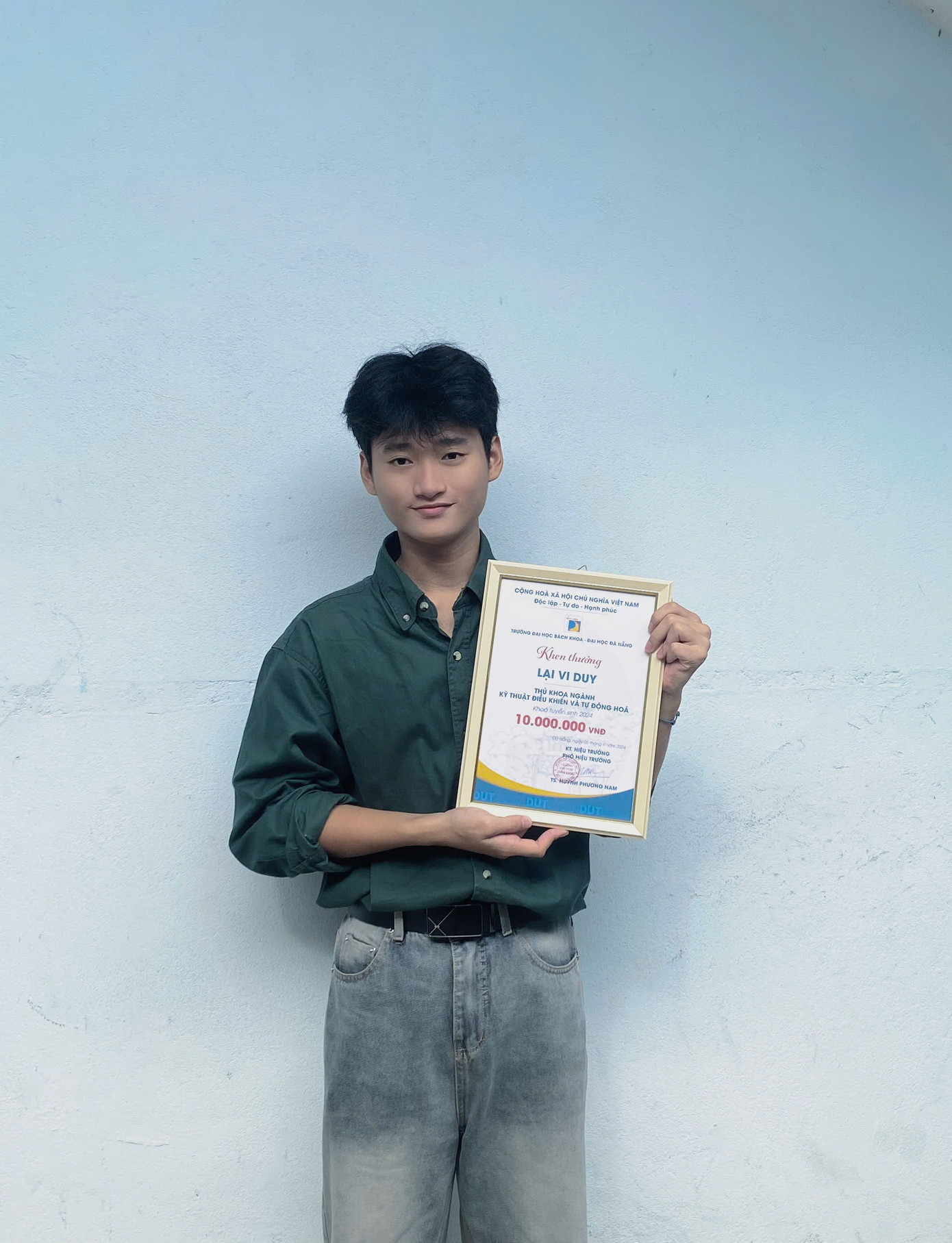 Dù hoàn cảnh khó khăn nhưng Duy vẫn luôn cố gắng vươn lên trong học tập và trong cuộc sống.