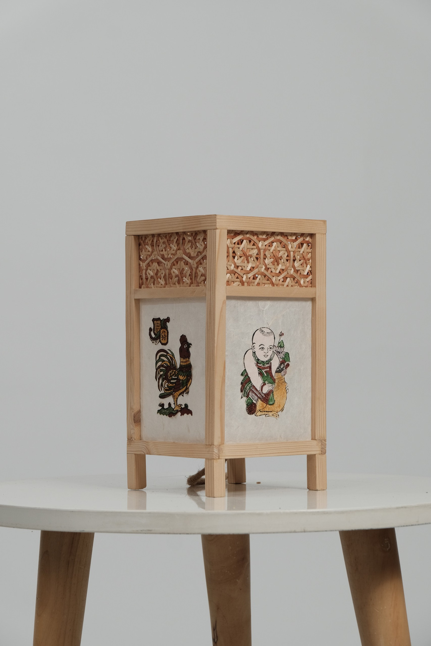 Sản phẩm đèn ngủ được thực hiện bởi hai nữ sinh trường ĐH Văn Lang. (Ảnh: NVCC)