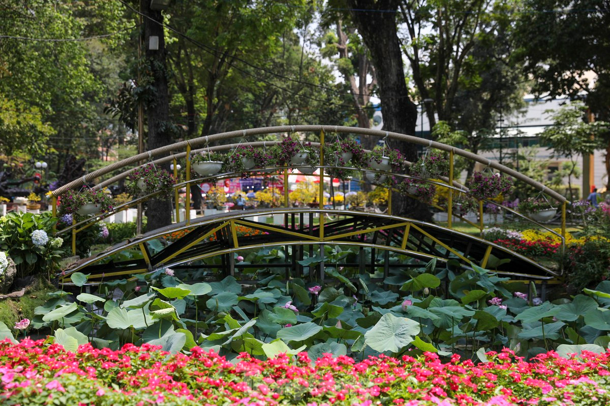 Các tiểu cảnh trên đồi cây xanh phía tay phải của trục hồ dài là những thảm hoa rực rỡ, tâm điểm là các mô hình nốt nhạc vui, màu sắc được thể hiện trên những nốt nhạc cách điệu, tạo nên những bản nhạc vui nhộn. (Ảnh: Duy Anh) Các tiểu cảnh trên đồi cây xanh phía tay phải của trục hồ dài là những thảm hoa rực rỡ, tâm điểm là các mô hình nốt nhạc vui, màu sắc được thể hiện trên những nốt nhạc cách điệu, tạo nên những bản nhạc vui nhộn. (Ảnh: Duy Anh)