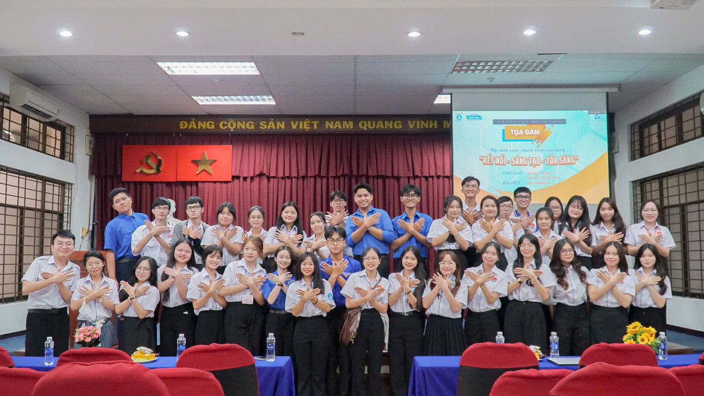 Ban Tổ chức cùng chụp hình với các bạn sinh viên tại chương trình. Ban Tổ chức cùng chụp hình với các bạn sinh viên tại chương trình.