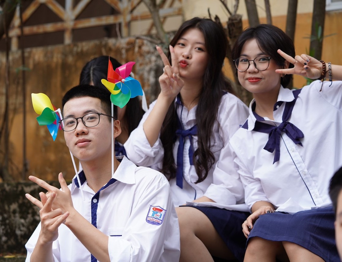 Sĩ Tiến (bên trái) bên cạnh các bạn bè cùng lớp.