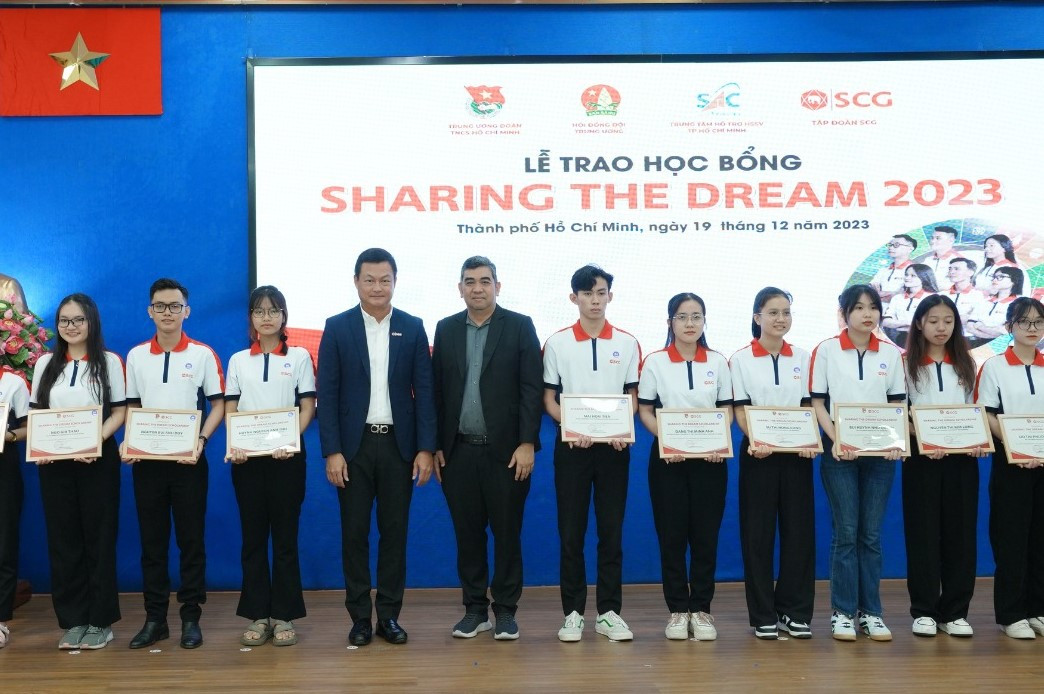 Mai Hoài Tiến (thứ sáu, từ phải qua) trong buổi lễ trao học bổng “SCG Sharing The Dream 2023”. Mai Hoài Tiến (thứ sáu, từ phải qua) trong buổi lễ trao học bổng “SCG Sharing The Dream 2023”.