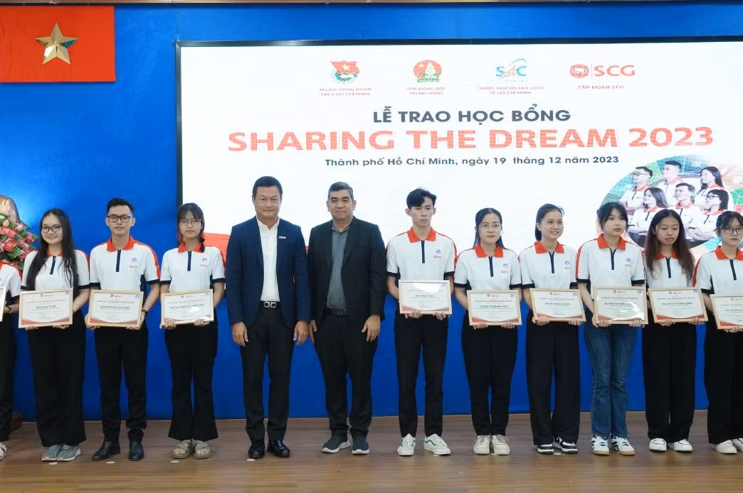 Mai Hoài Tiến (thứ sáu, từ phải qua) trong buổi lễ trao học bổng “SCG Sharing The Dream 2023”.