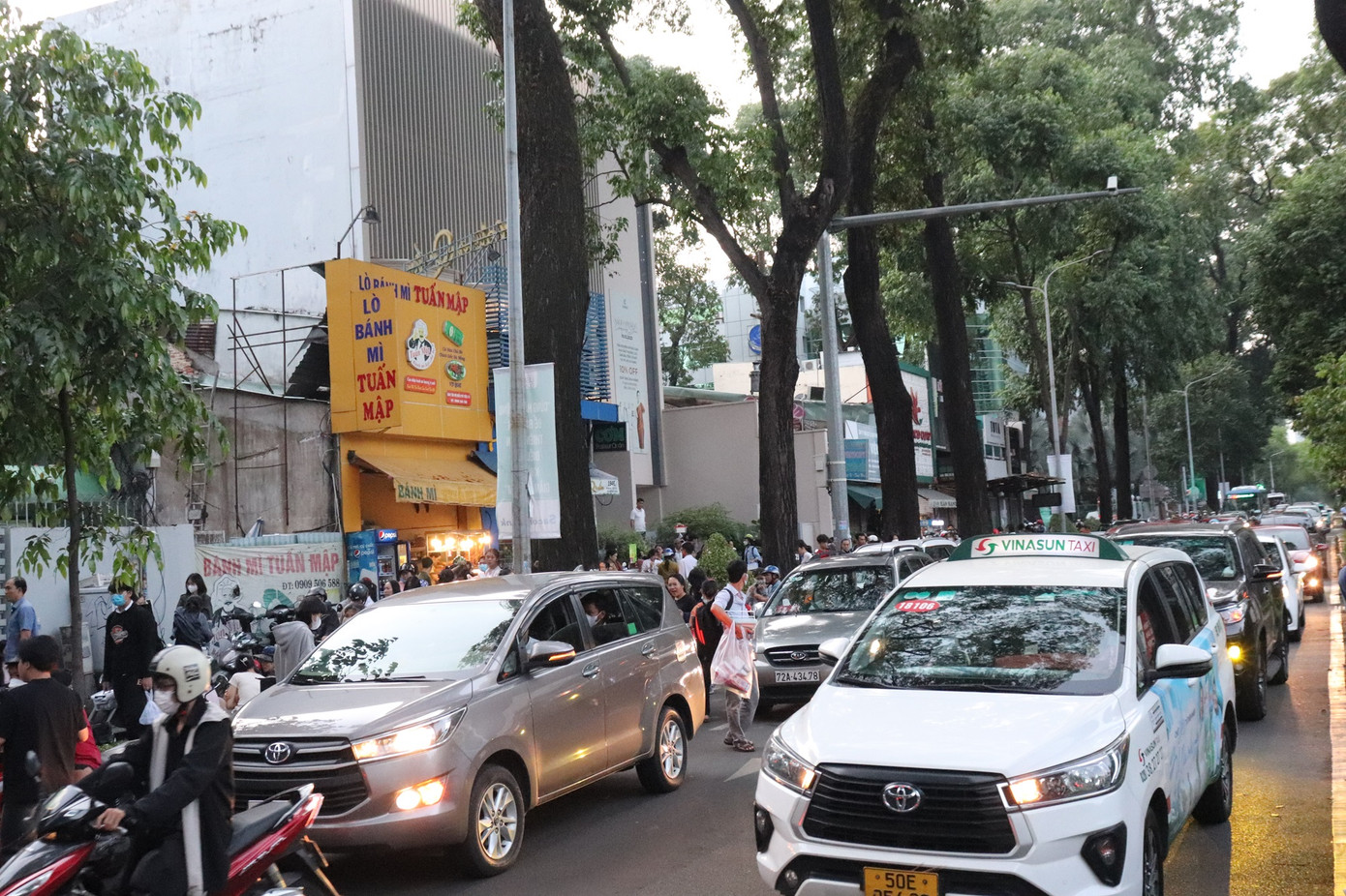 Con đường Pasteur (Q. 3) đoạn đi ngang qua trường chật kín xe. Con đường Pasteur (Q. 3) đoạn đi ngang qua trường chật kín xe.