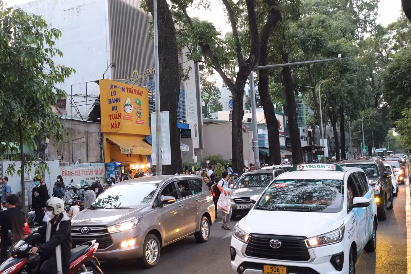 Con đường Pasteur (Q. 3) đoạn đi ngang qua trường chật kín xe. Con đường Pasteur (Q. 3) đoạn đi ngang qua trường chật kín xe.
