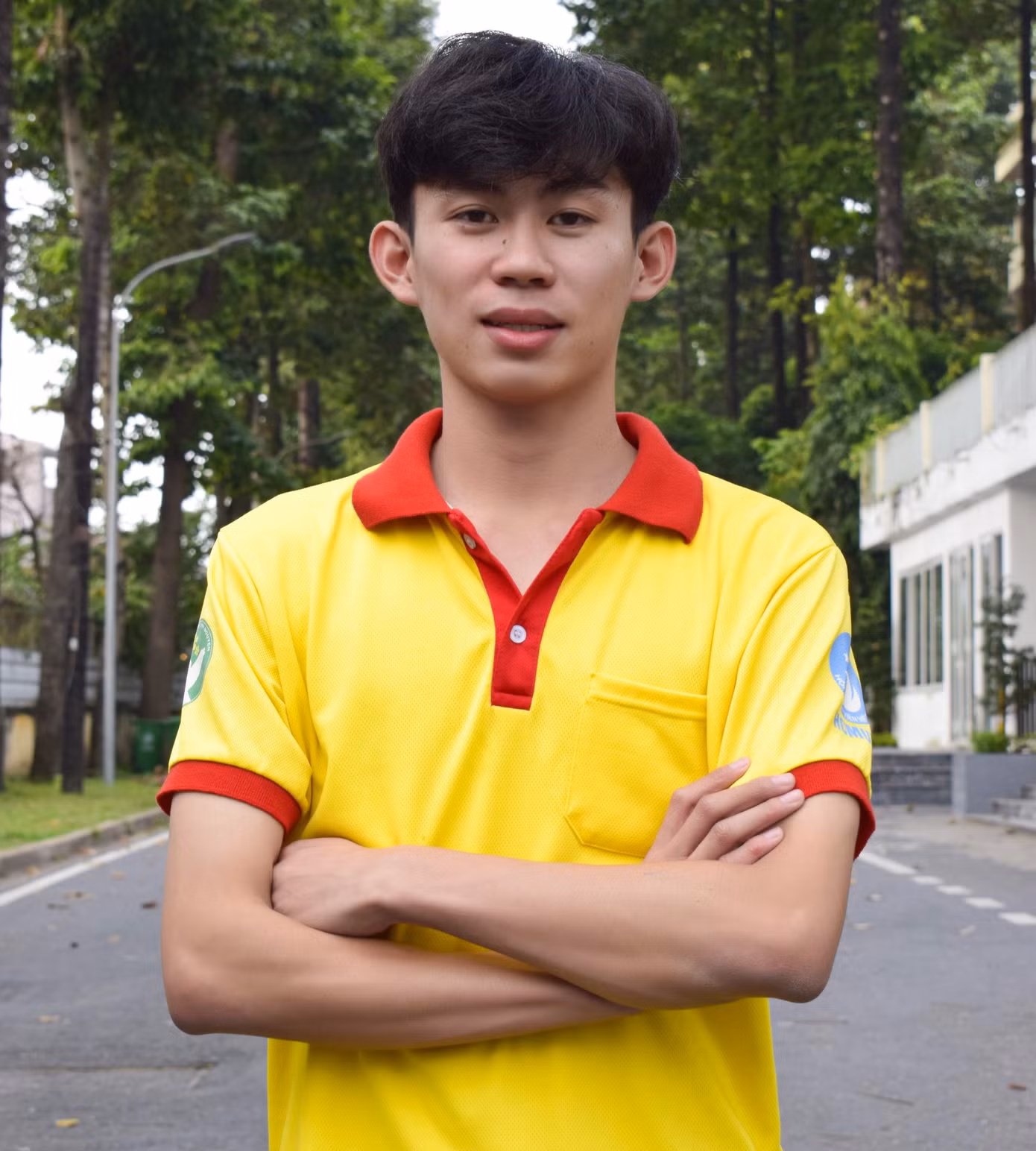 Nam sinh Gen Z Mai Hoài Tiến và niềm đam mê hoạt động tình nguyện. (Ảnh: NVCC)
