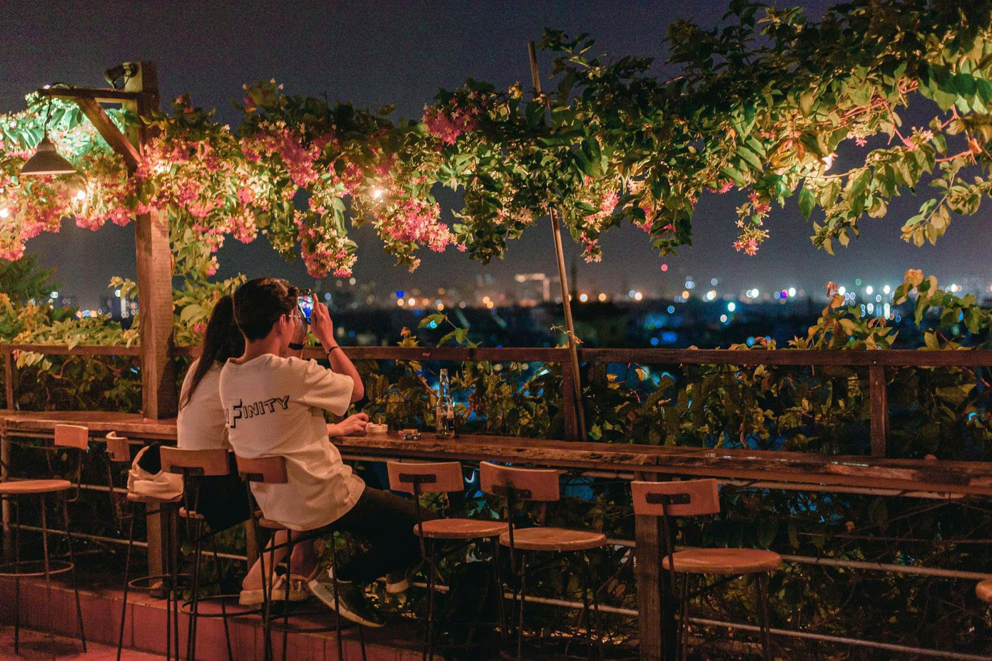 View của Thương Rooftop cũng được nhiều cặp đôi lựa chọn. View của Thương Rooftop cũng được nhiều cặp đôi lựa chọn.