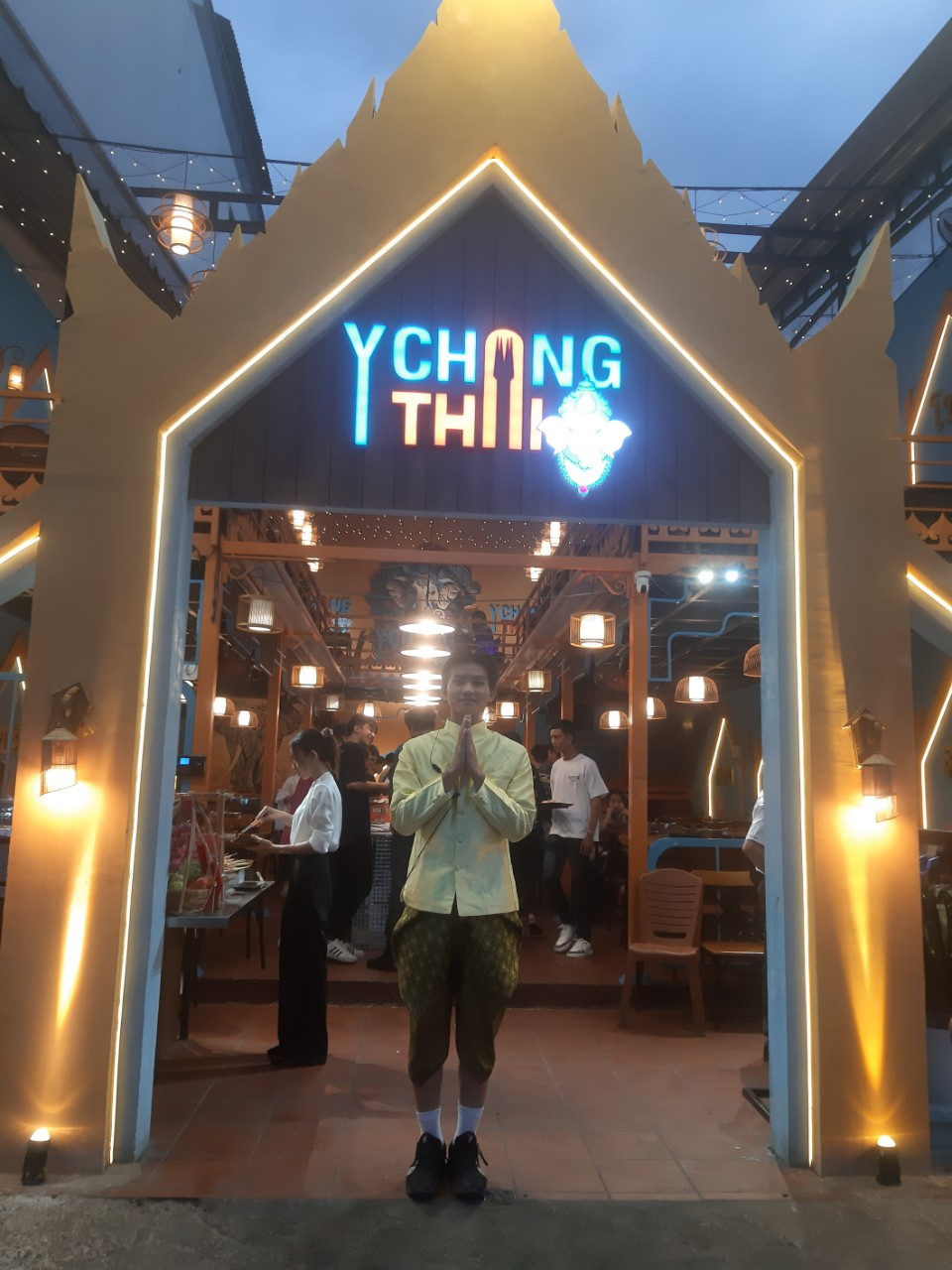 Sau trải nghiệm buýt sông Sài Gòn, các bạn sinh viên đã ghé quán YchangThai Buffet để dùng bữa tối.