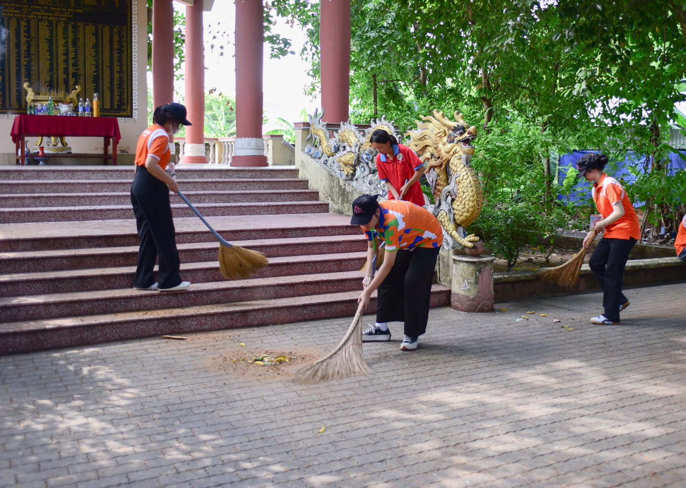 Sinh viên quét dọn, vệ sinh Khu tưởng niệm.