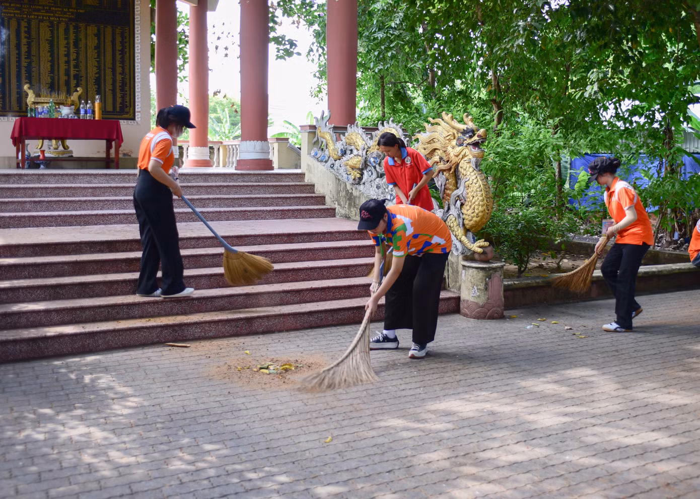 Sinh viên quét dọn, vệ sinh Khu tưởng niệm.
