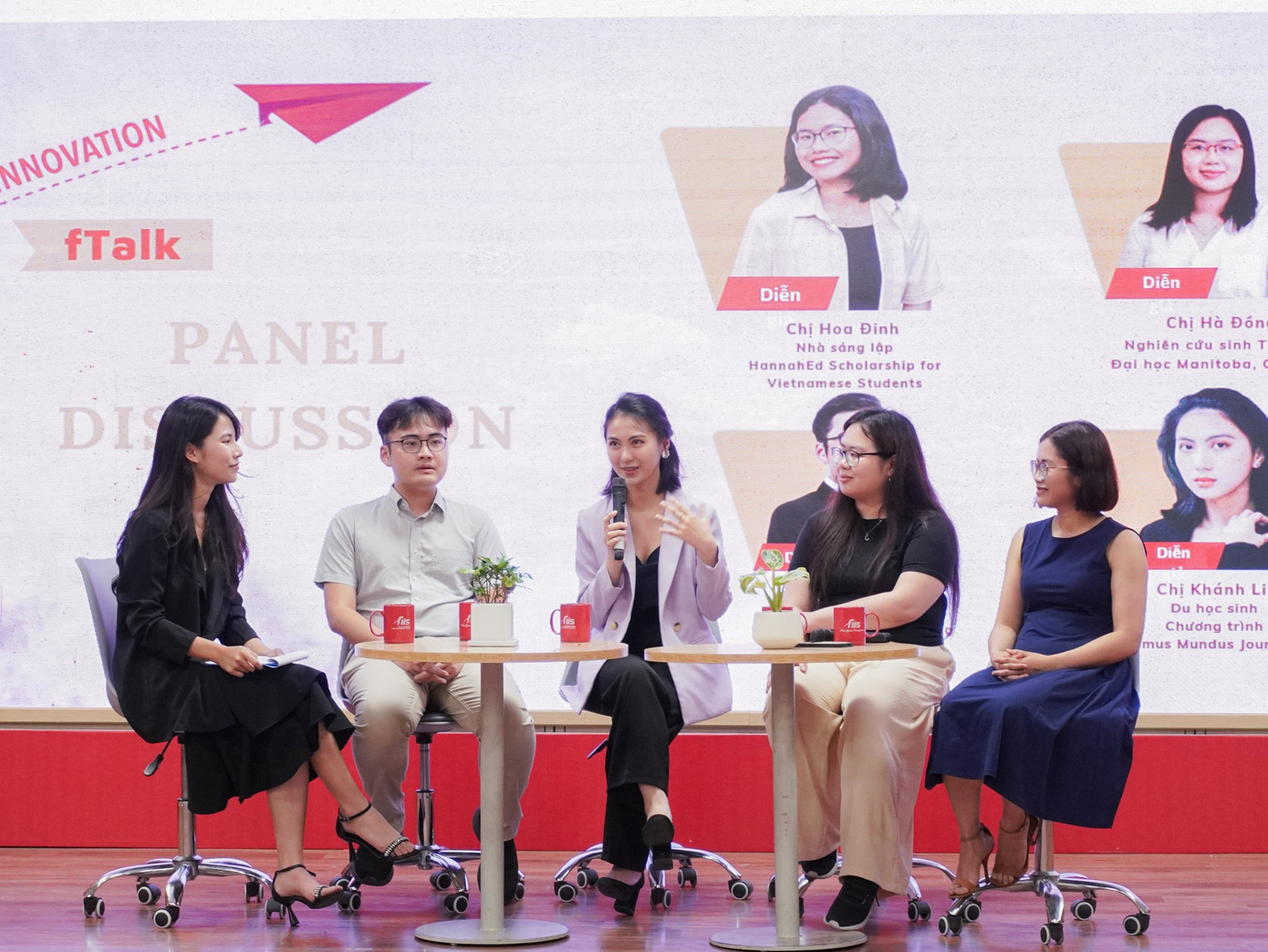 Khánh Linh (cầm mic) làm diễn giả trong một chương trình.