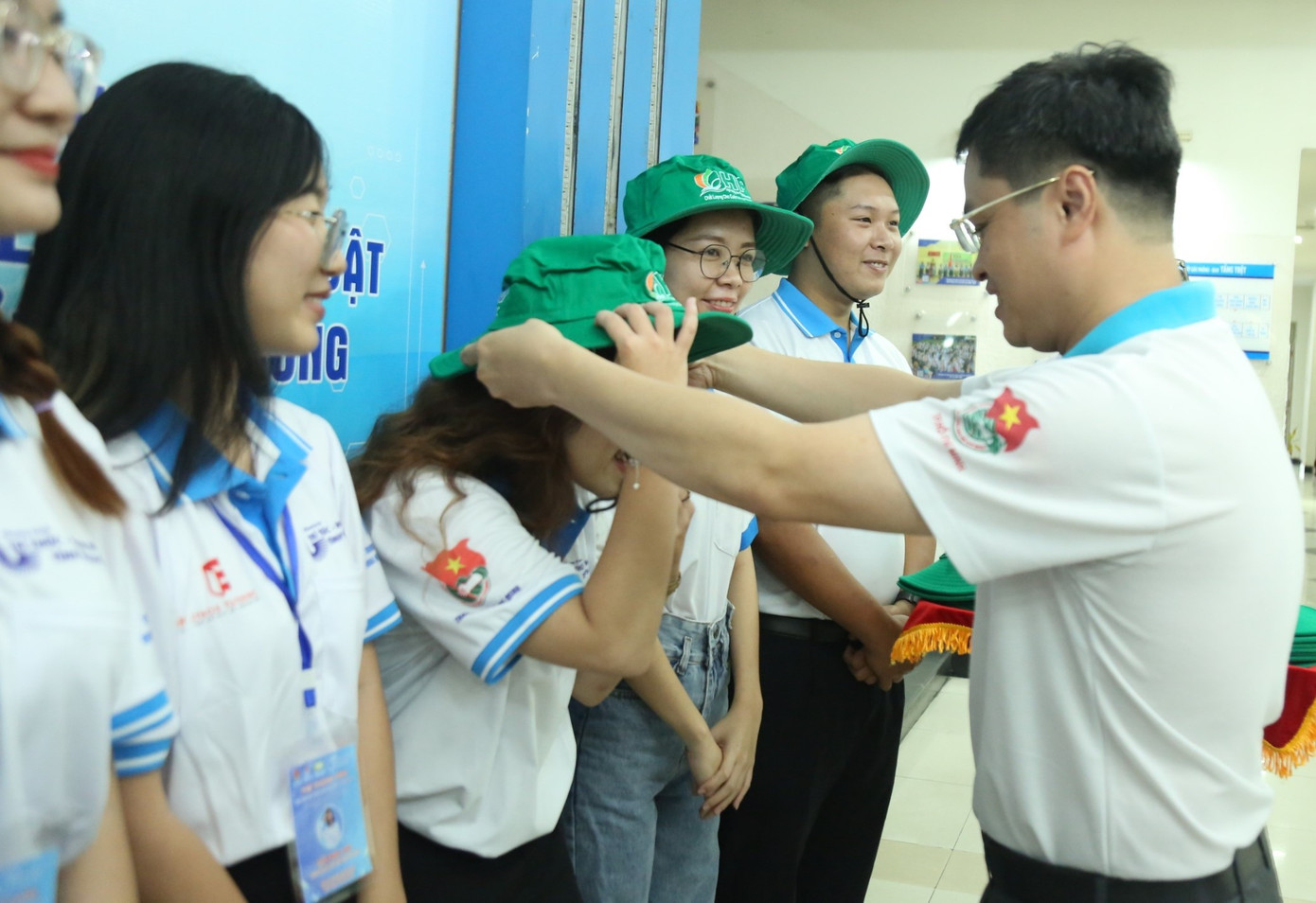 Anh Đoàn Kim Thành - Giám đốc Trung tâm Phát triển Khoa học và Công nghệ Trẻ trao nón cho các tình nguyện viên tham gia chương trình.