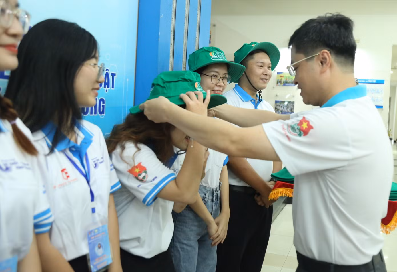 Anh Đoàn Kim Thành - Giám đốc Trung tâm Phát triển Khoa học và Công nghệ Trẻ trao nón cho các tình nguyện viên tham gia chương trình.