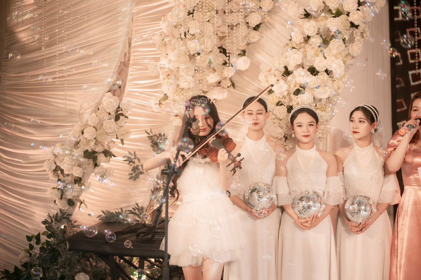 Mai Anh được thầy cô giới thiệu biểu diễn ở đám cưới để kiếm thêm thu nhập. (Ảnh: NVCC) Mai Anh được thầy cô giới thiệu biểu diễn ở đám cưới để kiếm thêm thu nhập. (Ảnh: NVCC)