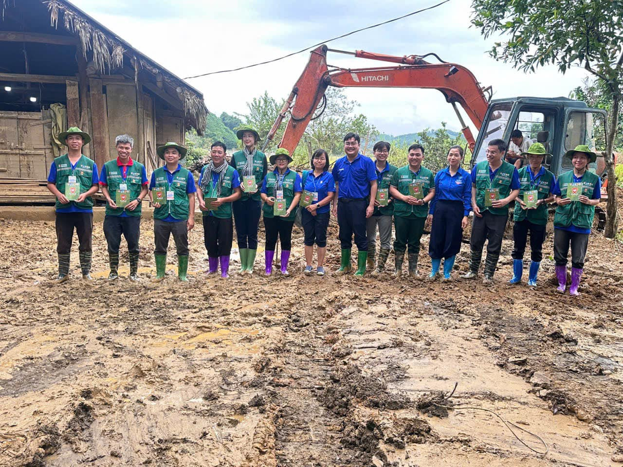 Anh Ngô Minh Hải - Bí thư Thành Đoàn, Chủ tịch Hội LHTN TP. HCM (thứ bảy, từ phải sang) thăm hỏi, động viên Đội hình thanh niên tình nguyện TP. HCM tham gia khắc phục hậu quả bão, lũ do cơn bão số 3 gây ra tại tỉnh Tuyên Quang.