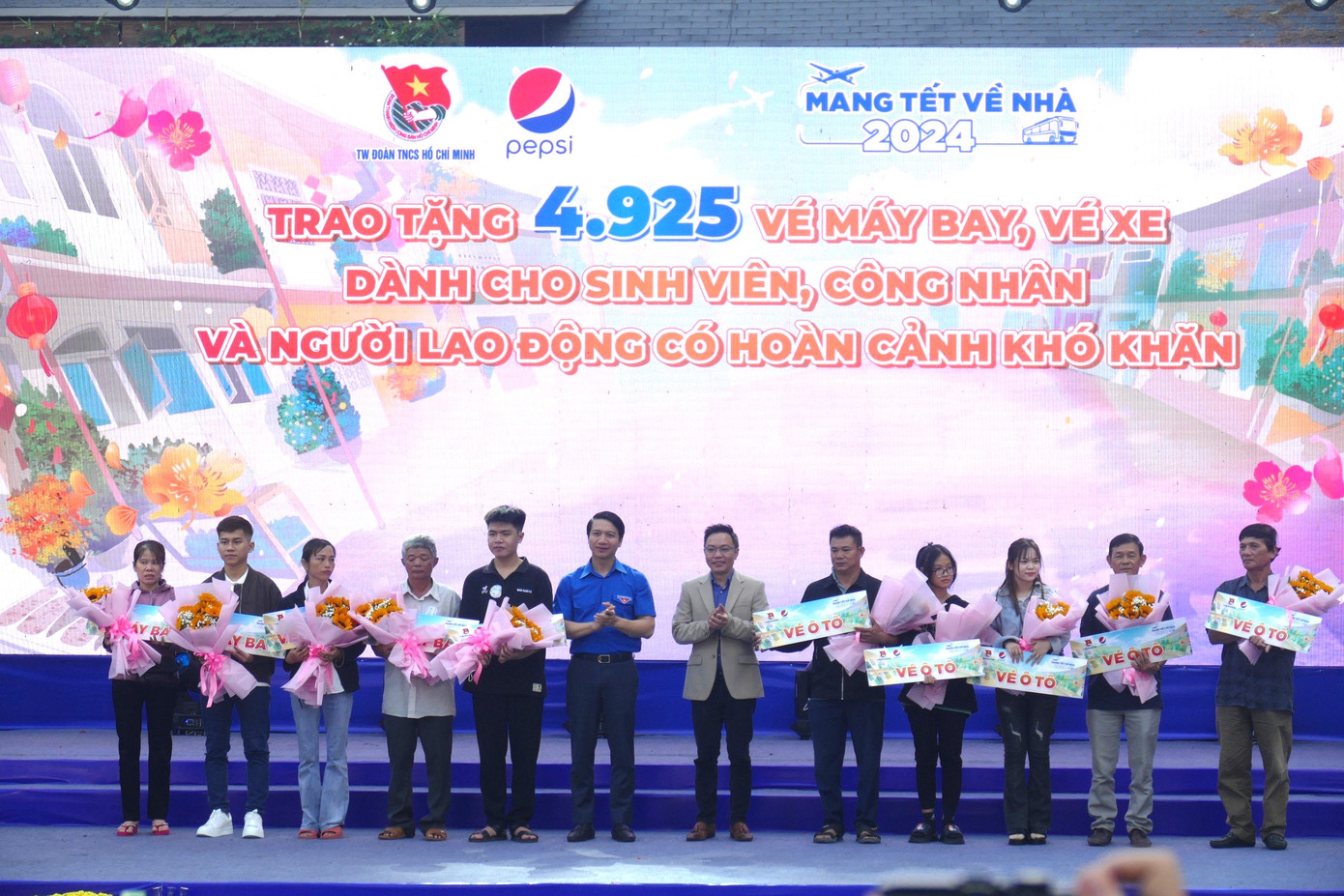 Ban Tổ chức chương trình tặng vé cho sinh viên, thanh niên công nhân, người lao động về quê đón Tết.