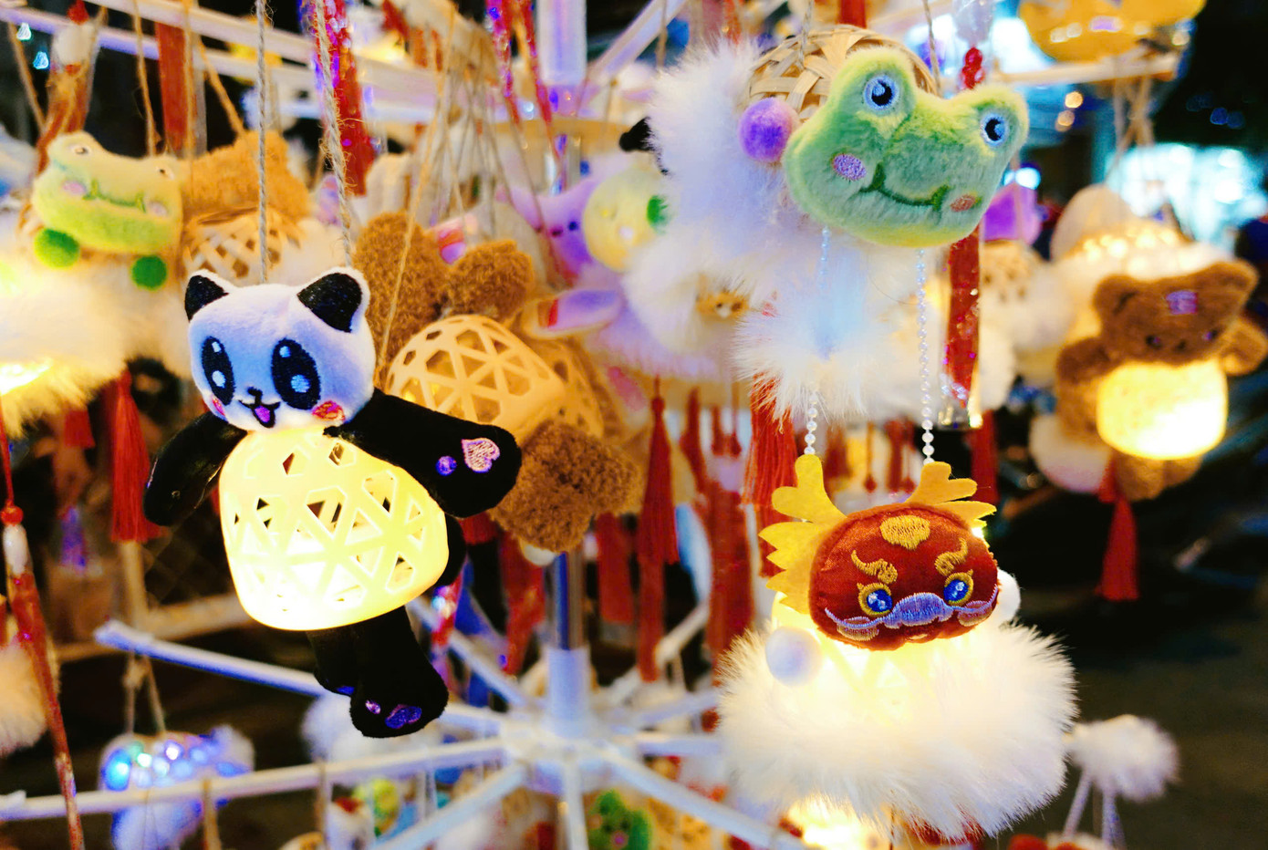 Giá trung bình của mỗi chiếc lồng đèn là từ 30.000 đồng đến 300.000 đồng. Năm nay, lồng đèn capybara đang tạo nên cơn sốt và được nhiều bạn trẻ tìm mua.