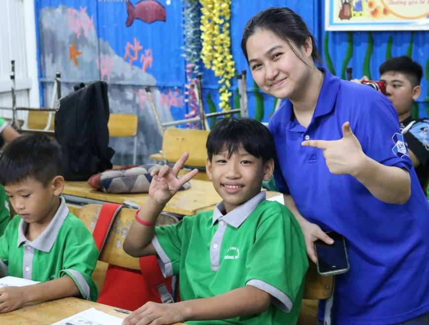 Niềm vui của những học sinh khi được các anh chị sinh viên 'gia sư áo xanh' dạy.