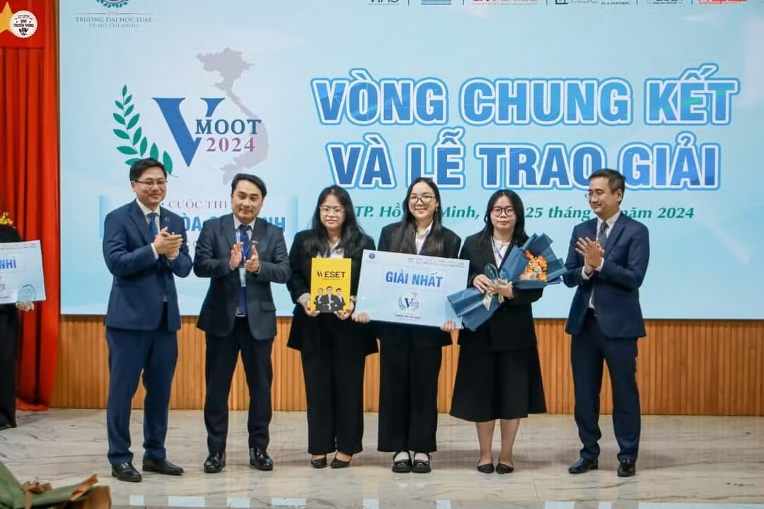 Ban Tổ chức trao giải Nhất cho đội 'TSUNAMI', trường ĐH Luật TP. HCM.