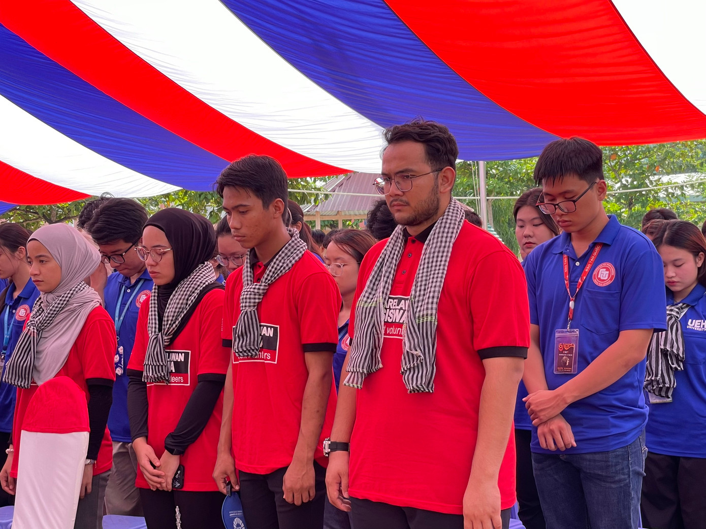 Tình nguyện viên dành phút mặc niệm tưởng nhớ Tổng Bí thư Nguyễn Phú Trọng. (Ảnh: Bảo Anh) Tình nguyện viên dành phút mặc niệm tưởng nhớ Tổng Bí thư Nguyễn Phú Trọng. (Ảnh: Bảo Anh)