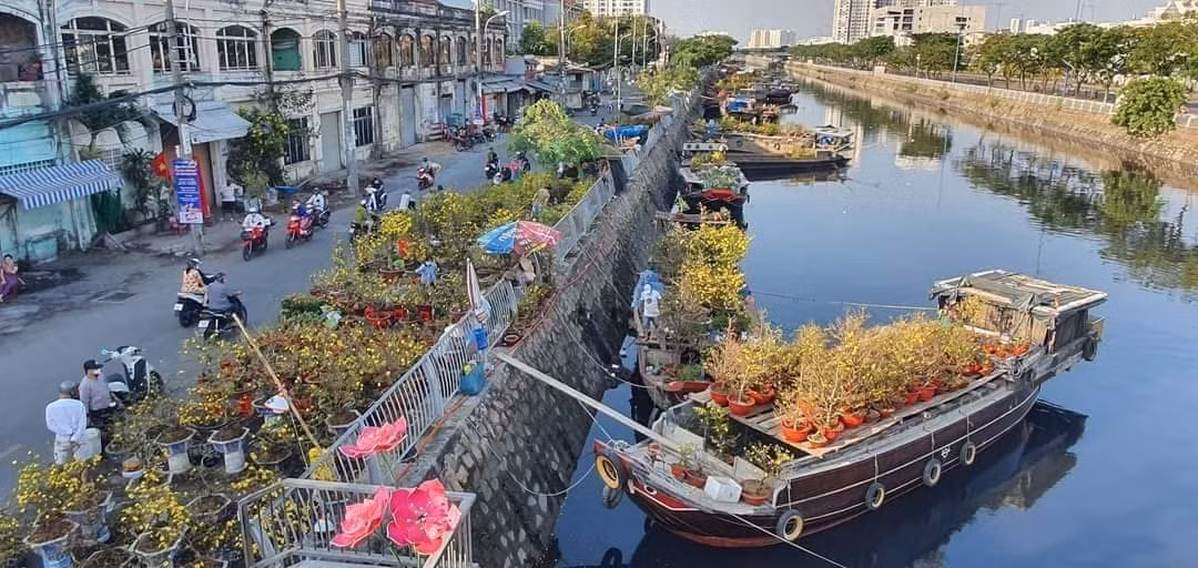 Nét đặc trưng của chợ hoa Xuân 'Trên bến dưới thuyền' TP. HCM. Nét đặc trưng của chợ hoa Xuân 'Trên bến dưới thuyền' TP. HCM.