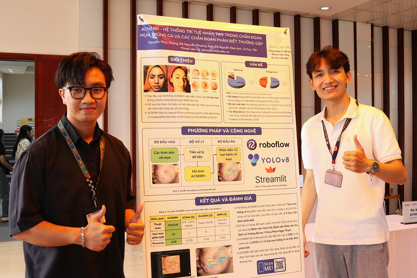 Anh Kiệt (trái) và Đức Thịnh (phải) đứng cạnh standee giới thiệu về dự án.