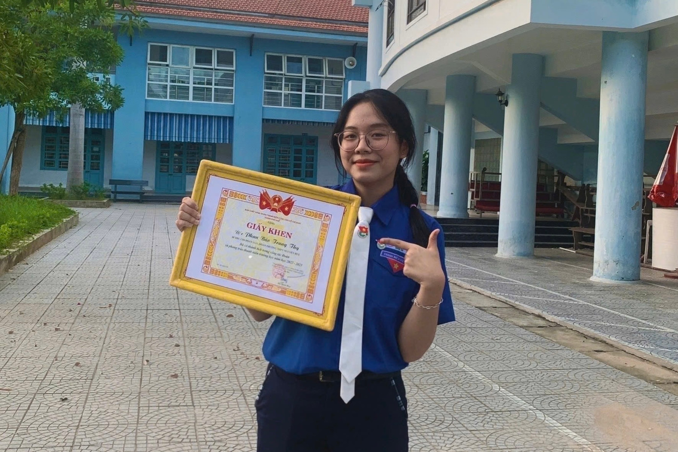 Nữ sinh xứ Huế bản lĩnh trên sân cầu, tự hào trong hàng ngũ của Đảng. (Ảnh: NVCC)