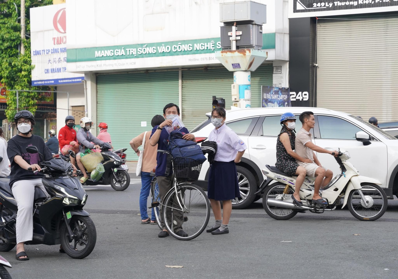 Bố đưa con gái đi thi bằng xe đạp. (Ảnh: ĐHQG TP. HCM)