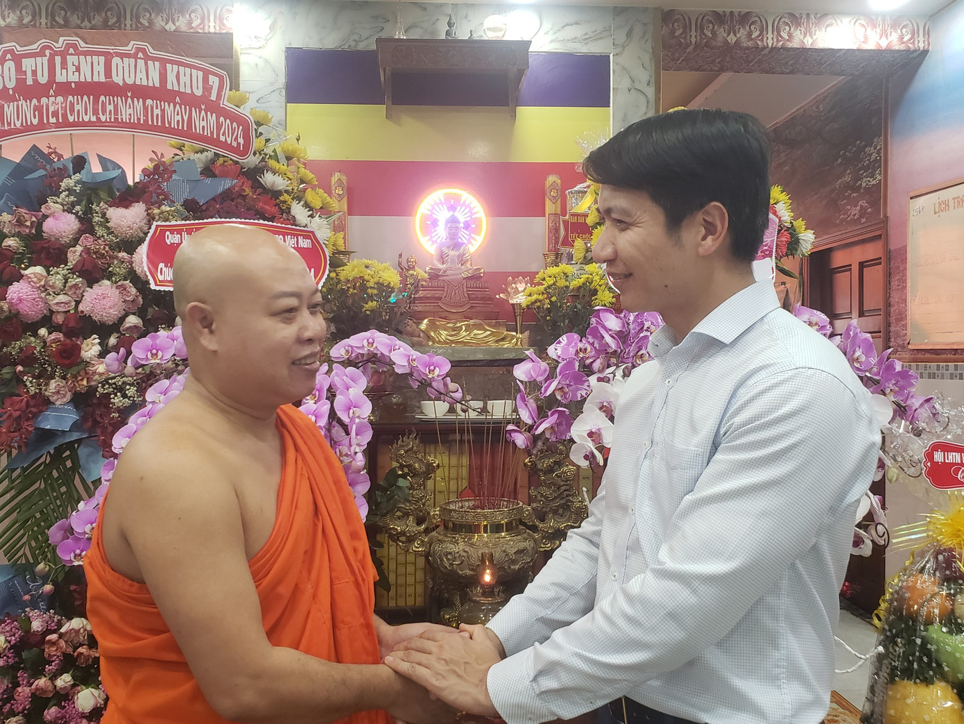 Bí thư thường trực T.Ư Đoàn Nguyễn Ngọc Lương hỏi thăm sức khỏe Đại đức Tăng Ngọc An - Trụ trì chùa Pothiwong và các sư trong chùa.