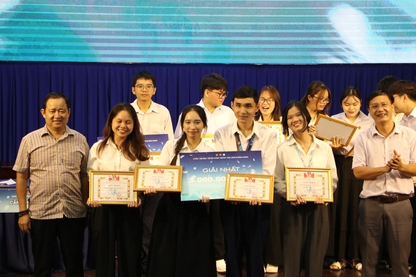 Nhóm “Bay xa vươn tới thiên hà” giành chiến thắng chung cuộc sau màn thể hiện xuất sắc của mình.