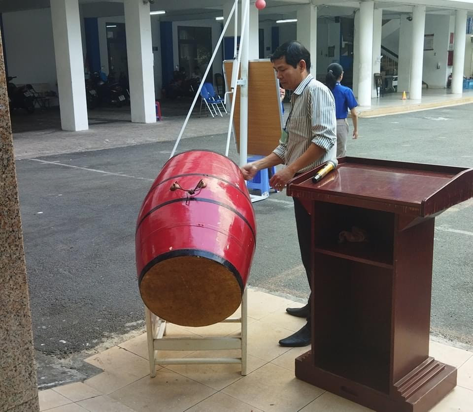 Hiệu lệnh đã vang lên lúc 7h30. Các thí sinh được gọi vào phòng thi, Kỳ thi Đánh giá năng lực ĐHQG TP. HCM chính thức bắt đầu. (Ảnh: ĐHQG TP. HCM)