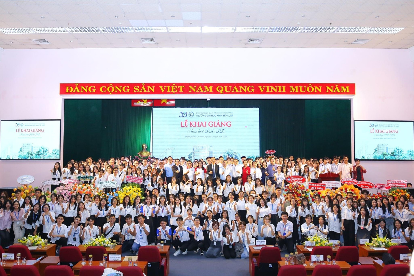 Sinh viên UEL chào đón năm học mới. Sinh viên UEL chào đón năm học mới.