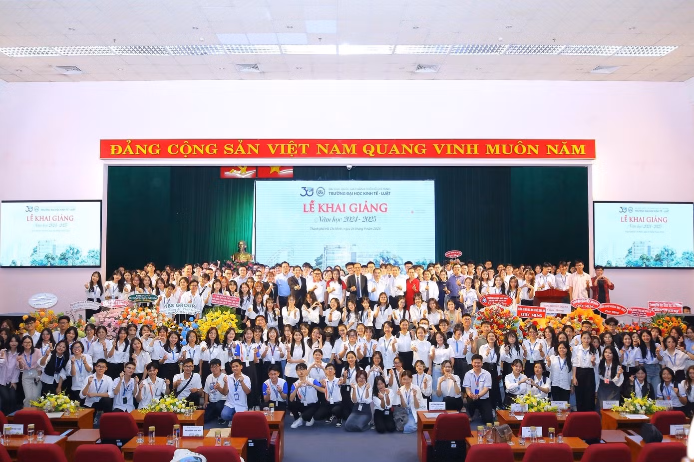 Sinh viên UEL chào đón năm học mới. Sinh viên UEL chào đón năm học mới.