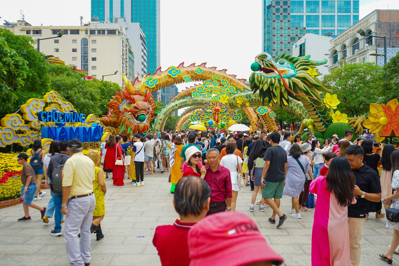 Chiều 8/2 (29 Tết), Đường hoa Nguyễn Huệ và Lễ hội Đường sách tết Giáp Thìn 2024 đã đón hàng ngàn lượt khách đến tham quan chụp ảnh du Xuân.